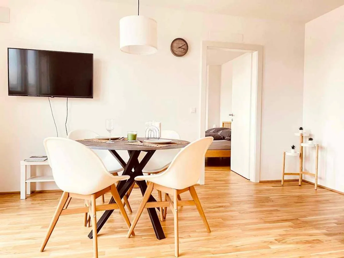 Gemutliches Sonnenwohnen City Apartment Bei U-Bahn Und Mit Parkplatz Vienna